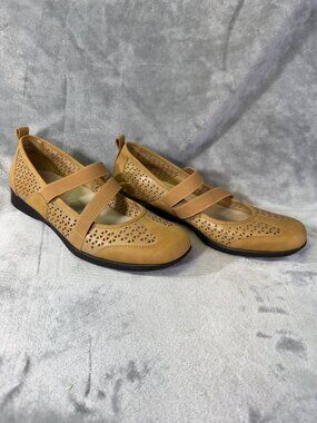 Trotters womens shoes 10.5M Tan Mary Jane W Cutout